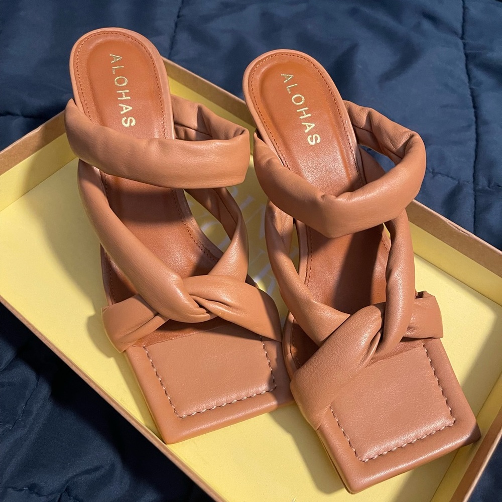 ALOHAS Amaretto Camel Square toe heel sandals